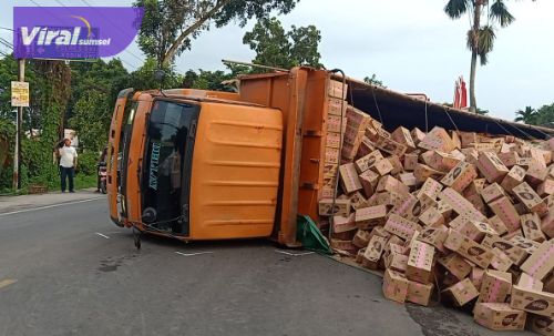 Fuso muatan Richoco Nabati terguling di Jalintim Desa Celikah, Kayuagung, OKI, Kamis (25/8/2022). Foto : viralsumsel.com/fir