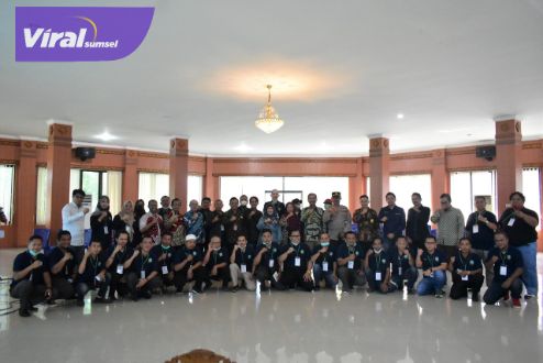 Peserta uji kompetensi wartawan yang diinisiasi oleh Ikatan Wartwan Online (IWO) OKI pose Bersama, Jumat, (26/8/2022). Foto : viralsumsel.com/fir