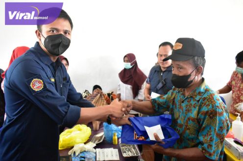 PPNI bersama Karang Taruna Kabupaten OKI saat menggelar bakti sosial dan khitanan massal bagi anak-anak di wilayah perairan Kecamatan Air Sugihan, OKI, Kamis, (25/8/2022). Foto : viralsumsel.com/fir