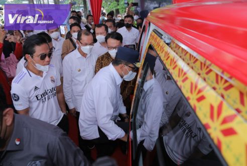 Menhub RI Budi Karya Sumadi ke kota Palembang dalam Pengenalan Angkot Listrik sekaligus Dialog Driver bersama Menteri Perhubungan Republik Indonesia di Asrama Haji Palembang, Sabtu (27/8/2022). Foto : viralsumsel.com/nto