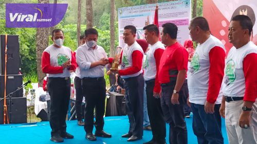 Asisten Administrasi Umum Setda Muba Drs Syafaruddin MSi yang didampingi Kepala DLH Muba Andi Wijaya Busro SH MHum menerima penghargaan dari Gubernur Sumsel H Herman Deru di Hutan Wisata Punti Kayu, Sabtu (27/8/2022). Foto : viralsumsel.com/dev