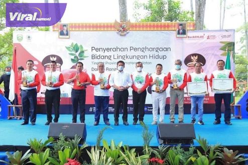 Bupati OKI, H. Iskandar, SE diwakili Kepala Dinas Lingkungan Hidup Kabupaten OKI, Aris Panani, SP, M. Si menerima penghargaan Green Leadership Nirwasita Tantra 2022 dari Gubernur H. Herman Deru di Hutan Wisata Punti Kayu Palembang, Sabtu (27/8/2022). Foto : viralsumsel.com/fir
