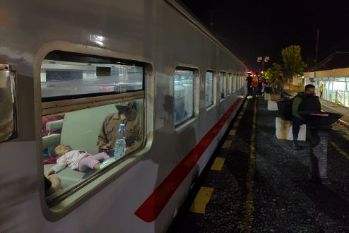TIDUR PULAS : Sejumlah kelurga melalukan perjalan KA Sindang Marga rute Kertapati Lubuk Linggau kelas ekonomi, (10/6/2022). Foto : viralsumsel.com/M Hatta
