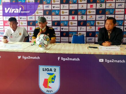 Pelatih Kepala Sriwijaya FC, Liestiadi beri keterangan pada awak media. Foto : viralsumsel.com/windi