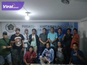 Para pengurus dan anggota PWI Prabumulih ikuti lomba gaple di Sekretariat PWI Kota Prabumulih, Sabtu (27/08/2022) malam. Foto : viralsumsel.com/mal