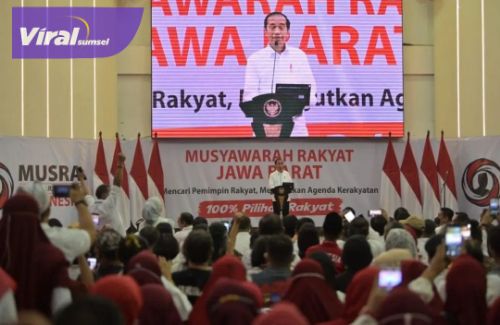 Presiden RI Jokowi dalam sambutan pembukaan Musra Relawan Jokowi di Bandung, Minggu (28/8/2022). Foto : ig projo