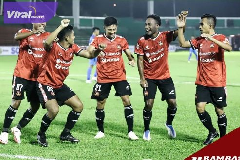 Pemain Karo United FC, Kardinata selebrasi bersama rekan-rekan usai cetak gol ke gawang PSDS Deli Serdang. Karo United menang dengan skor 1-0 di Stadion Teladan, Medan, Sumatera Utara, Minggu (28/8/2022). Foto : igkarounited