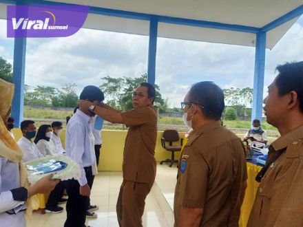 Kepala Dinas Disnakertrans Kabupaten OKI, Sudiyanto Dja'far buka pelatihan kejuruan menjahit, komputer dan pendingin AC, kemarin (29/8/2022). Foto : viralsumsel.com/fir