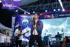 Andika Mahesa vokalis Kangen Band memeriahkan malam puncak HUT RI ke-77 di Halaman Mapolsek Kecamatan Keluang, Selasa (30/8/2022) malam. Foto : viralsumsel.com/dev