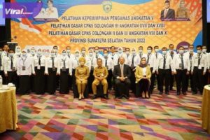 Sekda Sumsel SA Supriono usai membuka pelatihan kepemimpinan pengawas angkatan V, pelatihan dasar CPNS golongan III angkatan XVIII dan pelatihan dasar CPNS golongan II dan III angkatan VIII dan X Provinsi Sumsel, di Ballrom The Zuri Hotel Palembang, Senin (29/8/2022). Foton : viralsumsel.com/win