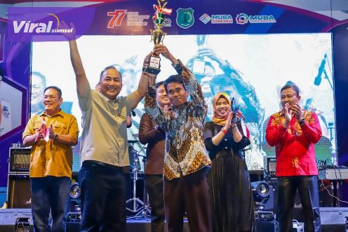 Pj Bupati Muba Drs Apriyadi MSi dalam rangkaian perayaan Puncak Peringatan HUT RI ke-77 di Halaman Mapolsek Kecamatan Keluang, Selasa (30/8/2022) malam. Foto : viralsumsel.com/dev