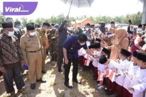 Gubernur Sumsel H Herman Deru saat meresmikan Gedung Sekolah Islam Yayasan Madinatul Iman Al Islamiyah di Desa Belimbing Jaya, Kecamatan Belimbing, Kabupaten Muara Enim, Senin (29/8/2022) siang. Foto : viralsumsel.com/win