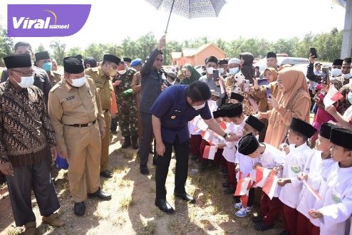Gubernur Sumsel H Herman Deru saat meresmikan Gedung Sekolah Islam Yayasan Madinatul Iman Al Islamiyah di Desa Belimbing Jaya, Kecamatan Belimbing, Kabupaten Muara Enim, Senin (29/8/2022) siang. Foto : viralsumsel.com/win