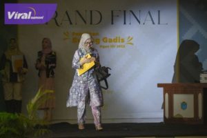 Anggota DPD RI Amaliah Sobli S.Kg, M.B.A saat jadi juri dalam Malam Grand Final Pemilihan Bujang Gadis Ogan Ilir Tahun 2022. Foto : viralsumsel.com/ion