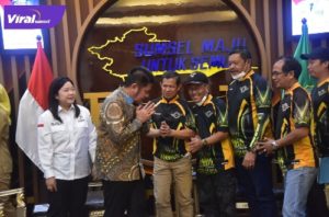 Gubernur Sumsel H Herman Deru, ketika menerima kunjungan kerja pengurus ASFC di ruang tamu Gubernur Sumsel, Senin (1/8/2022). Foto : viralsumsel.com/win