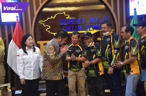 Gubernur Sumsel H Herman Deru, ketika menerima kunjungan kerja pengurus ASFC di ruang tamu Gubernur Sumsel, Senin (1/8/2022). Foto : viralsumsel.com/win