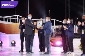 Gubernur Sumsel H Herman Deru terima rekor muri saat closing ceremony FORNAS VI di Jakabaring, Palembang, Kamis (7/7/2022) malam. Foto : viralsumsel.com/win