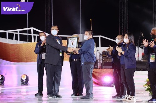 Gubernur Sumsel H Herman Deru terima rekor muri saat closing ceremony FORNAS VI di Jakabaring, Palembang, Kamis (7/7/2022) malam. Foto : viralsumsel.com/win