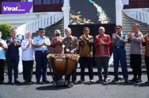 Sekda Sumsel S.A. Supriono menutup Festival Sriwijaya XXX Tahun 2022 di halaman Museum Sultan Mahmud Badarudin II Palembang, Rabu (6/7/2022) pagi. Foto : viralsumsel.com/win