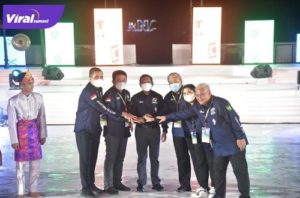 Menpora Zainuddin Amali bersama Gubernur Sumsel H Herman Deru dalam Opening Ceremony FORNAS VI yang digelar meriah di Venue Dayung JSC, Jumat (1/7/2022) malam. Foto : viralsumsel.com/win