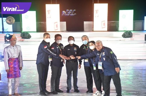 Menpora Zainuddin Amali bersama Gubernur Sumsel H Herman Deru dalam Opening Ceremony FORNAS VI yang digelar meriah di Venue Dayung JSC, Jumat (1/7/2022) malam. Foto : viralsumsel.com/win