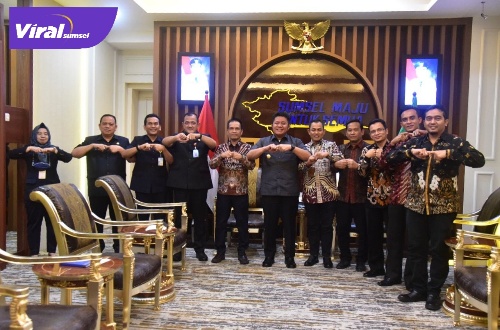 Gubernur Sumsel H Herman Deru ketika menerima audiensi GM PT PLN (Persero) Unit Induk WS2JB Saleh Siswanto, di ruang tamu Gubernur Sumsel, Kamis (4/8/2022). Foto : viralsumsel.com/win