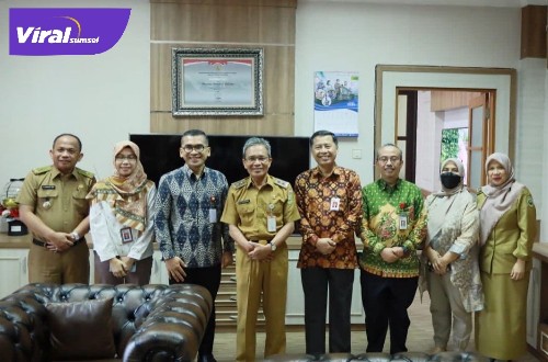 Sekda Provinsi Sumsel SA Supriono ketika menggelar pertemuan dengan sejumlah pimpinan OJK di ruang tamu Sekda Sumsel, Senin (8/8/2022). Foto : viralsumsel.com/win