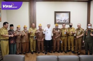 Wakil Gubernur Sumsel H Mawardi Yahya saat menerima pengurus DPD Legiun Veteran Republik Indonesia (LVRI) Provinsi Sumsel di Ruang Kerjanya, Senin (8/8/2022). Foto : viralsumsel.com/win