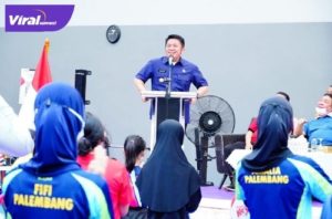 Gubernur Sumsel H Herman Deru ketika membuka Kejuaraan Daerah Tenis Meja Piala Gubernur Cup Sumsel 2022 di Pitstop Xiom Table Tenis Centre Palembang, Selasa (9/8/2022). Foto : viralsumsel.com/win