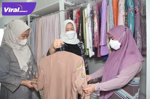 Ketua Dekranasda Sumsel Hj Febrita Lustia HD (Feby Deru) kunjungan kerajinan bordir di Tasikmalaya Jabar, Rabu (10/8/2022) pagi. Foto : viralsumsel.com/win