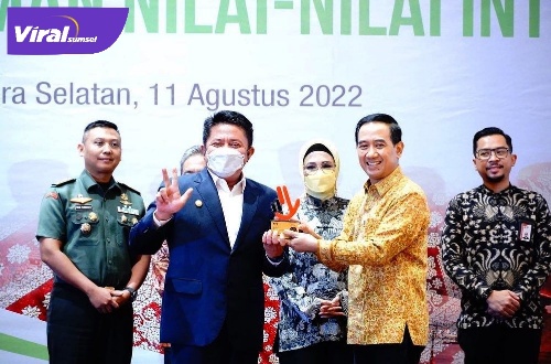 Gubernur Sumsel H. Herman Deru saat membuka Bimbingan Teknis Pemberdayaan Peran Serta Masyarakat Mewujudkan Keluarga Anti Korupsi diselenggarakan KPK RI di Ballroom Hotel Novotel, Kamis (11/8/2022). Foto : viralsumsel.com/win