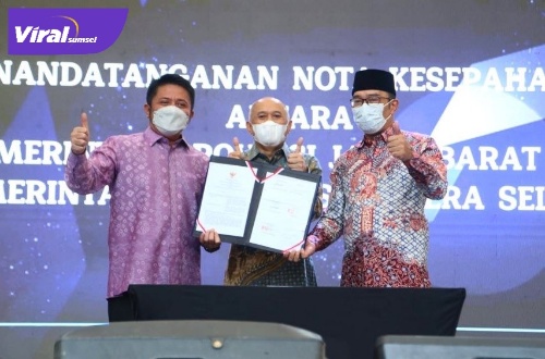 Menteri Koperasi dan UMKM RI,Teten Masduki bersama Gubernur Sumsel H Herman Deru dan Gubernur Jabar Ridwan Kamil, saat Peringatan Hari UMKM Nasional di Cihampelas Walk Bandung, Jumat (12/8/2022). Foto : viralsumsel.com/win