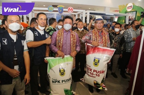 Gubernur Sumsel H Herman Deru dan Gubernur Jabar Ridwan Kamil usai Penandatanganan kerjasama antara Pemprov Sumsel dan Pemprov Jabar tentang pemberdayaan UMKM, fasilitas pemasaran produk dalam negeri dan misi dagang. Foto : viralsumsel.com/win