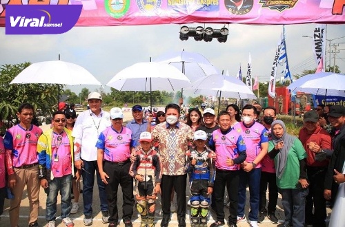 Gubernur Sumsel H. Herman Deru usai buka Event Gubernur Sumex Gencar Trabaz Cup Race 2022 di Sirkuit Jakabaring Sport City, Minggu (14/8/2022). Foto : viralsumsel.com/win