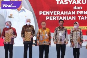 Wakil Gubernur Sumsel H. Mawardi Yahya dalam acara Tasyakuran dan Penyerahan Penghargaan Pertanian 2022 di Lapangan Upacara, Kementerian Pertanian RI, Jakarta, Minggu, (14/8/2022) siang. Foto : viralsumsel.com/win