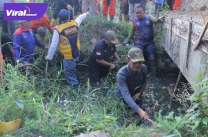 Wali Kota Palembang, H Harnojoyo berserta rombongan terjun langsung ke gorong-gorong aliran anak sungai Jawi, Minggu (15/8/2022). Foto : viralsumsel.com/nto