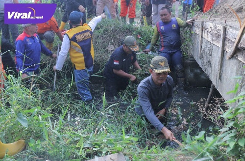 Wali Kota Palembang, H Harnojoyo berserta rombongan terjun langsung ke gorong-gorong aliran anak sungai Jawi, Minggu (15/8/2022). Foto : viralsumsel.com/nto