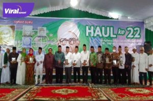 Suasana Sultan Palembang Darussalam, Sultan Mahmud Badaruddin (SMB) IV Jaya Wikrama R.M.Fauwaz Diradja,S.H.M.Kn saat menyerahkan buku Sejarah Singkat KH Abdul Malik Tadjuddin di halaman SMP-SMA NU Palembang, Minggu (15/8/2022). Foto : viralsumsel.com/nto