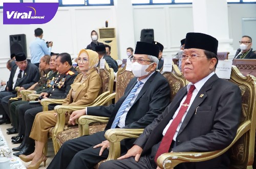 Wakil Gubernur Sumsel H. Mawardi Yahya bersama Forkopimda Sumsel mengikuti jalannya Pidato Kenegaraan Presiden RI yang digelar MPR dalam rangka HUT ke-77 Kemerdekaan RI Tahun 2022 di gedung DPRD Sumsel, Selasa (16/8/2022) pagi. Foto : viralsumsel.com/win