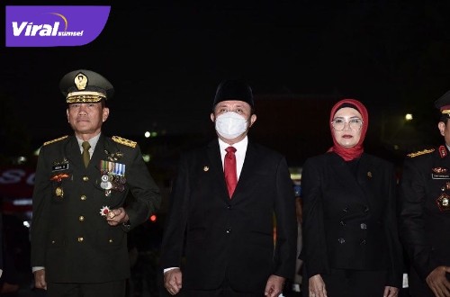 Gubernur  Sumsel H. Herman Deru bersama FORKOPIMDA Provinsi Sumsel, menggelar Upacara kehormatan  renungan suci di Taman Makam Pahlawan Ksatria Ksetra Siguntang Palembang. Selasa (16/8/2022) malam. Foto : viralsumsel.com/win Gubernur  Sumsel H. Herman Deru bersama FORKOPIMDA Provinsi Sumsel, menggelar Upacara kehormatan  renungan suci di Taman Makam Pahlawan Ksatria Ksetra Siguntang Palembang. Selasa (16/8/2022) malam. Foto : viralsumsel.com/win