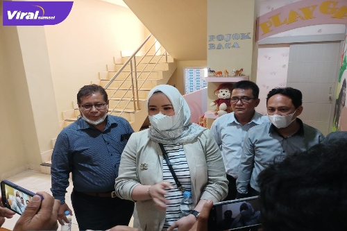 dr. Fitri saat diwawancarai wartawan terkait pemanggilan dirinya oleh Polda Sumsel. Foto : Viralsumsel/Nto
