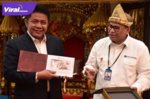 Gubernur Sumsel H Herman Deru menerima langsung Uang kertas terbaru tahun emisi 2022 dari Kepala Perwakilan Bank Indonesia R Erwin Soeriadimadja di Griya Agung Palembang, Kamis (18/8/2022) pagi. Foto : viralsumsel.com/win