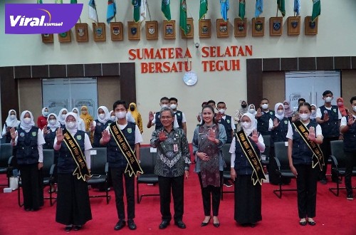 Sekda Provinsi Sumsel Ir. S.A Supriono pose bersama usai mengukuhkan kepengurusan Forum Anak Provinsi Sumsel Tahun 2021-2023 di Auditorium Bina Praja Pemprov Sumsel, Jumat (19/8/2022) pagi. Foto : viralsumsel.com/win