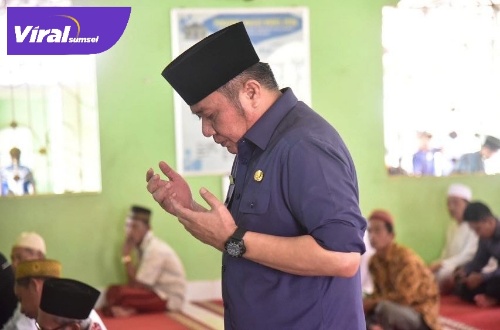 Gubernur Sumsel H Herman Deru saat Safari Jumat di Masjid Nurul Huda, Kecamatan Gandus Palembang, Jumat (19/8/2022). Foto : viralsumsel.com/win