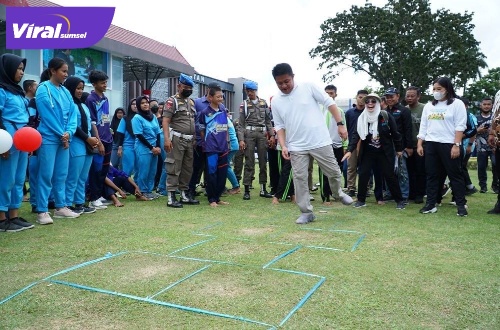 Gubernur Sumsel H Herman Deru didampingi Ketua KORMI Prov. Sumsel Hj. Samantha Tivani HD buka lomba olahraga tradisional tingkat SMA di Halaman Kantor Gubernur Sumsel, Sabtu (20/8/2022). Foto : viralsumsel.com/ion Gubernur Sumsel H Herman Deru didampingi Ketua KORMI Prov. Sumsel Hj. Samantha Tivani HD buka lomba olahraga tradisional tingkat SMA di Halaman Kantor Gubernur Sumsel, Sabtu (20/8/2022). Foto : viralsumsel.com/ion