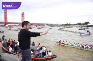 Gubernur Sumsel H Herman Deru saksikan Lomba Perahu Bidar Tadisional dan Perahu Hias Memperebutakan Piala Gubernur di Pelabuhan BKB, Minggu (21/8/2022). Foto : viralsumsel.com/win