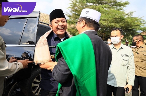 Gubernur Sumsel H. Herman Deru menghadiri Tabligh Akbar dan Syukuran Haji di Desa Sungai Belida, Kecamatan Lempuing Jaya, Kabupaten OKI, Selasa (23/8/2022) sore. Foto : viralsumsel.com/win Gubernur Sumsel H. Herman Deru menghadiri Tabligh Akbar dan Syukuran Haji di Desa Sungai Belida, Kecamatan Lempuing Jaya, Kabupaten OKI, Selasa (23/8/2022) sore. Foto : viralsumsel.com/win