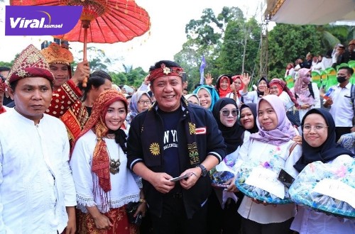 Gubernur Sumsel H Herman Deru usai buka festival danau rayo di Kabupaten Musi Rawas Utara (Muratara), Rabu (24/8/2022). Foto : viralsumsel.com/win