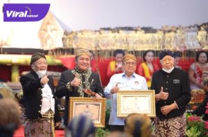 Gubernur Sumsel saat melantik Ketua dan pengurus Pujasuma Sumsel Periode 2022-2027 bertempt Griya Agung, Sabtu (27/8/2022) malam. Foto : viralsumsel.com/ion