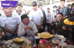 Gubernur Sumsel H. Herman Deru saat mengahadiri Festival Durian Muara Enim Tahun 2022 di Plumeria Ecopark Muara Enim, Minggu (28/8/2022) siang. Foto : viralsumsel.com/win